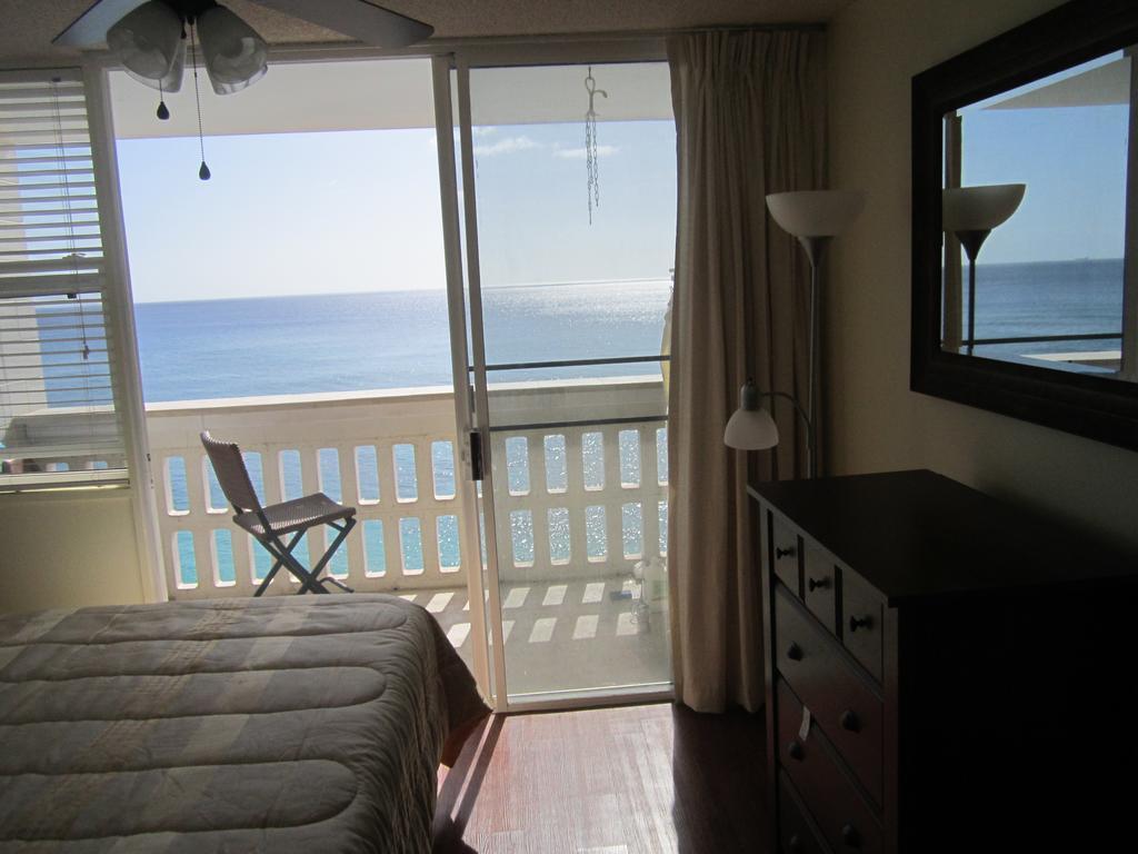 Makaha Beach Cabanas Penthouse Hotel Waianae Exterior photo